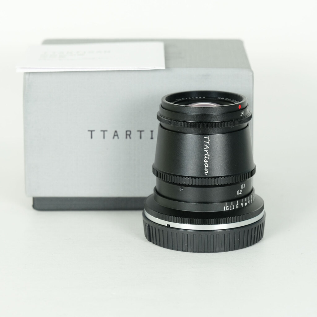 �������w TTArtisan 17mm F1.4 C ASPH (�j�R��Z�p) �u���b�N