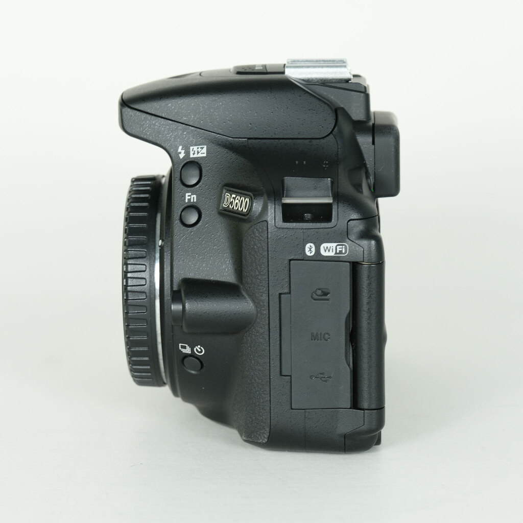 Nikon D5600 [�{�f�B]