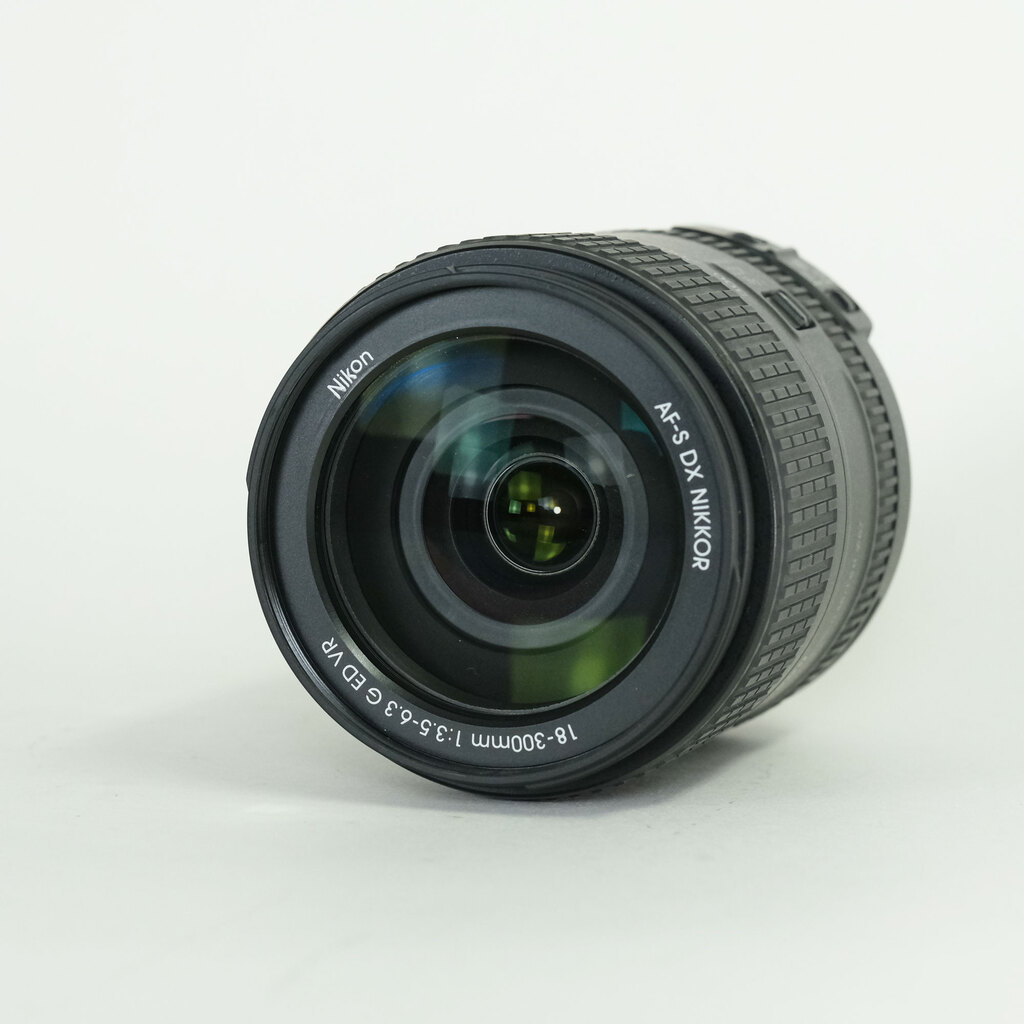 Nikon AF-S DX NIKKOR 18-300mm f/3.5-6.3G ED VR Nikon AF-S DX NIKKOR 18-300mm f/3.5-6.3G ED VR