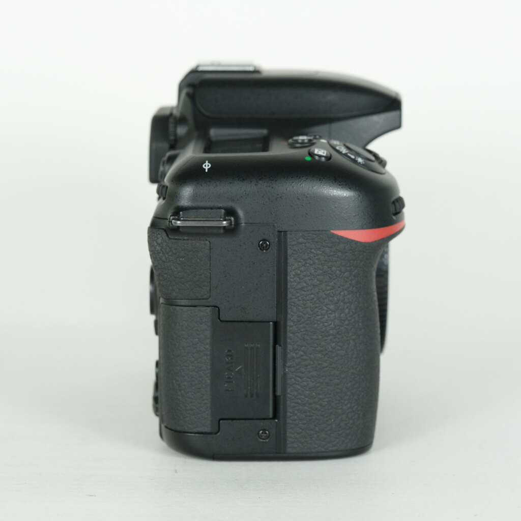 Nikon D7500 [�{�f�B]