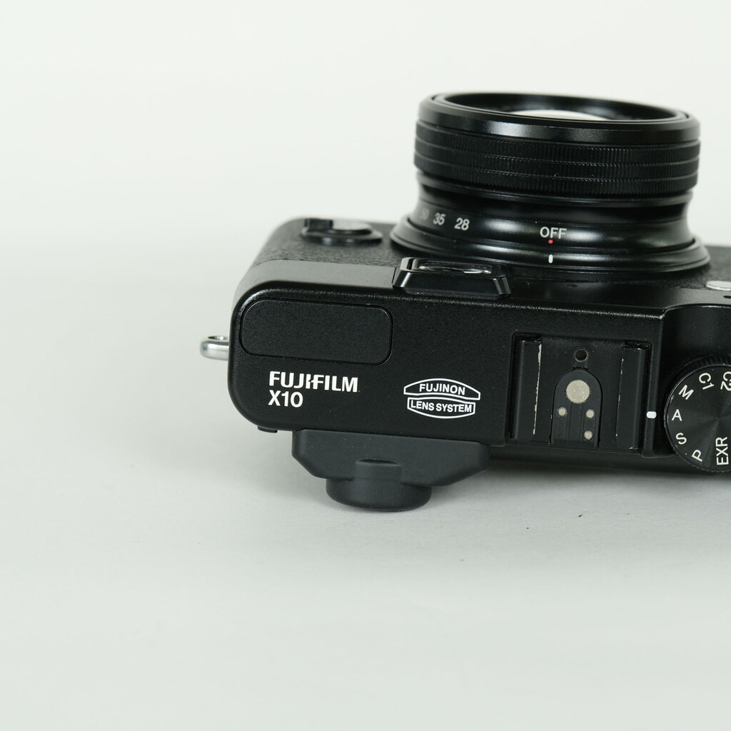 本日18時出品取り下げ予定 富士フイルム FUJIFILM X10 ブラック FUJIFILM X10 ブラックの出品 | ONE SCENE（ワンシーン）