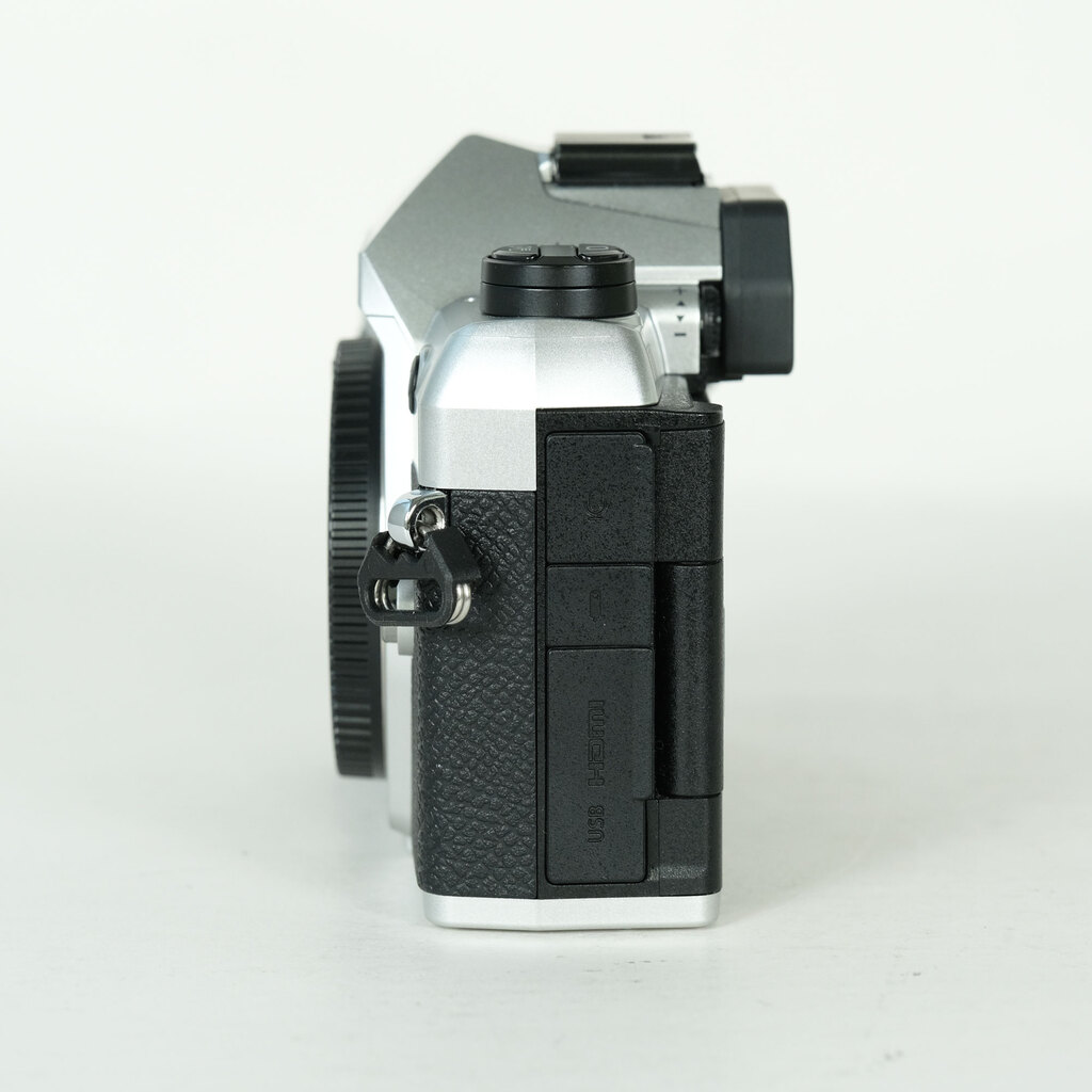 OM SYSTEM OM-5 Mark II ボディ シルバーの出品 | ONE SCENE（ワンシーン）