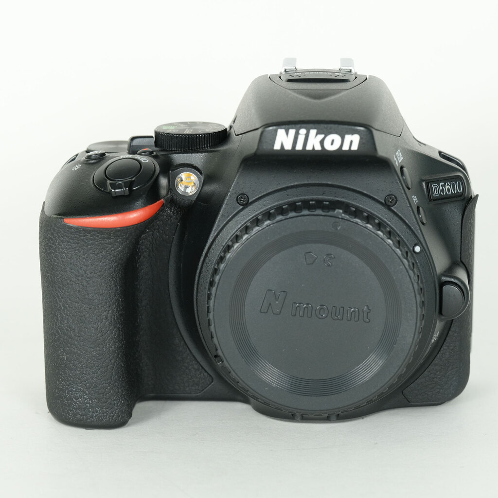 Nikon D5600 [�{�f�B]