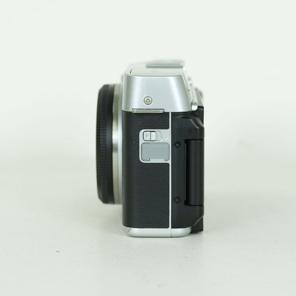 FUJIFILM X-A7 ボディ シルバー