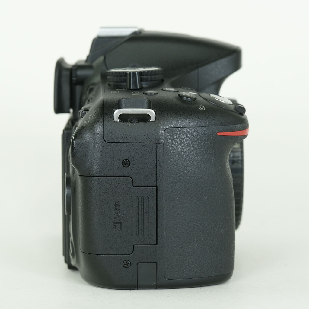 Nikon D5200 �{�f�B �u���b�N