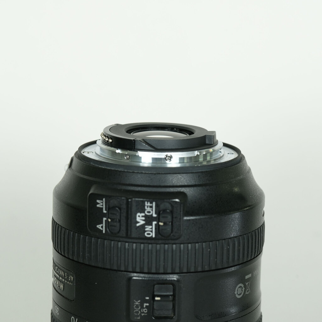 Nikon AF-S DX NIKKOR 18-300mm f/3.5-6.3G ED VR Nikon AF-S DX NIKKOR 18-300mm f/3.5-6.3G ED VR