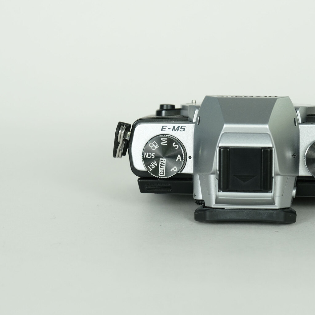 OLYMPUS OM-D E-M5 ボディ シルバー OLYMPUS OM-D E-M5 ボディ シルバー