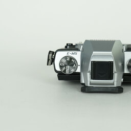 OLYMPUS OM-D E-M5 ボディ シルバー OLYMPUS OM-D E-M5 ボディ シルバー