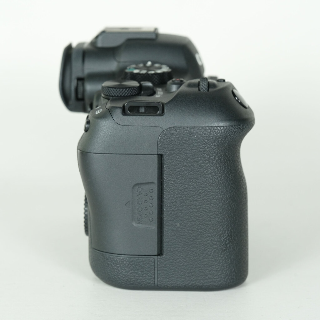 Canon EOS R6 Mark II [�{�f�B]