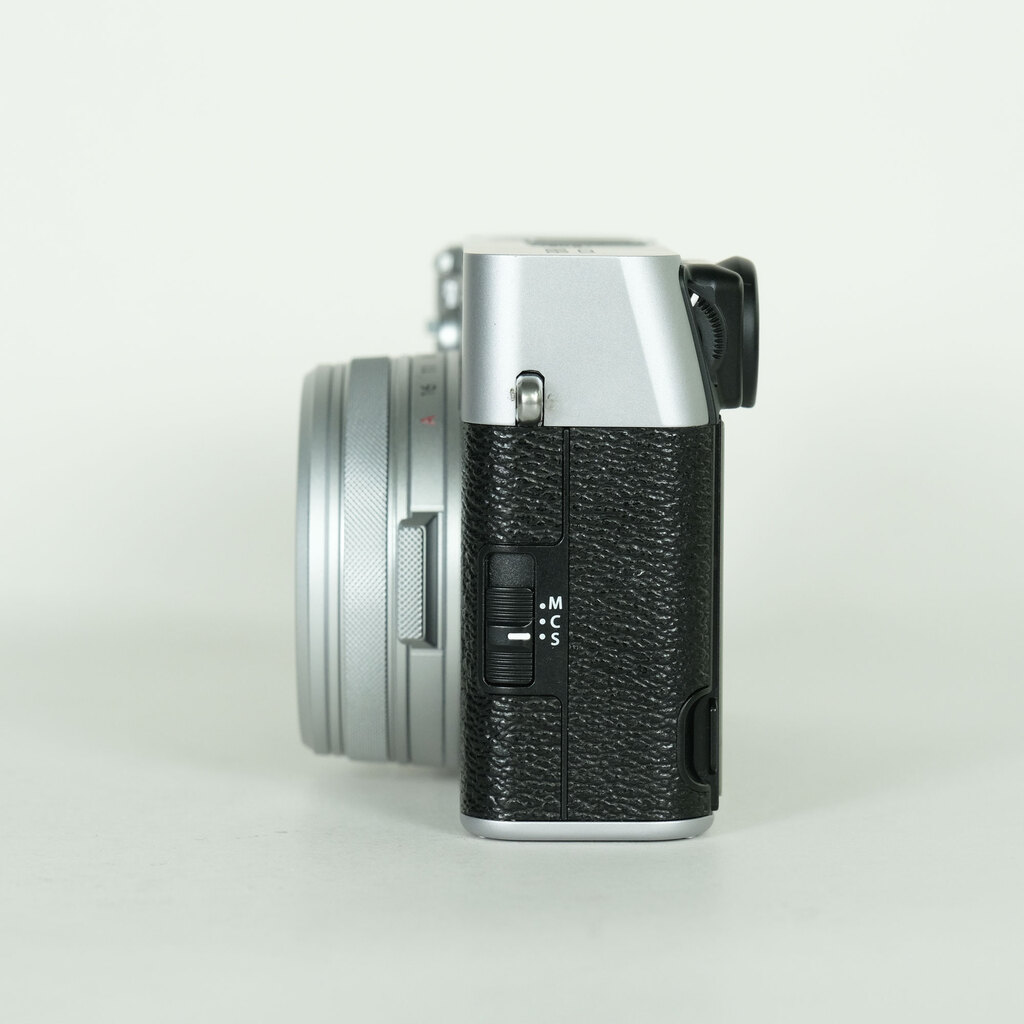 FUJIFILM X100VIの出品 | ONE SCENE（ワンシーン）