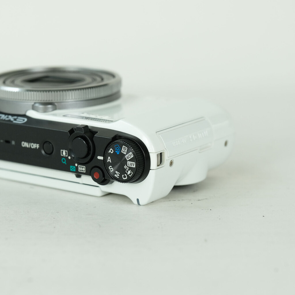 CASIO EXILIM EX-FC300SWE ホワイトの出品 | ONE SCENE（ワンシーン）