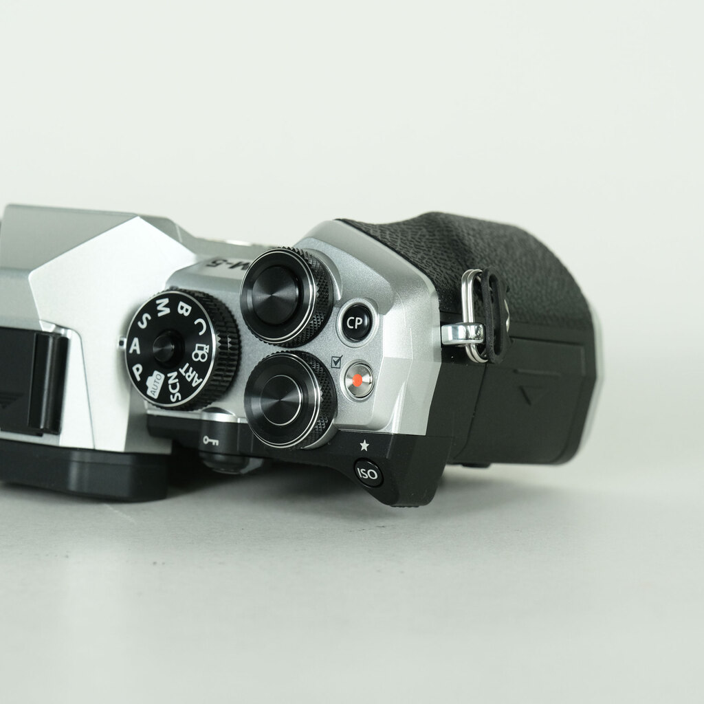 OM SYSTEM OM-5 Mark II ボディ シルバーの出品 | ONE SCENE（ワンシーン）
