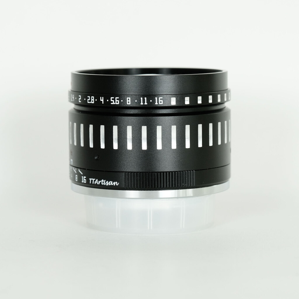 銘匠光学 TTArtisan 35mm F0.95 C (フジフイルムX用) ブラック×シルバー