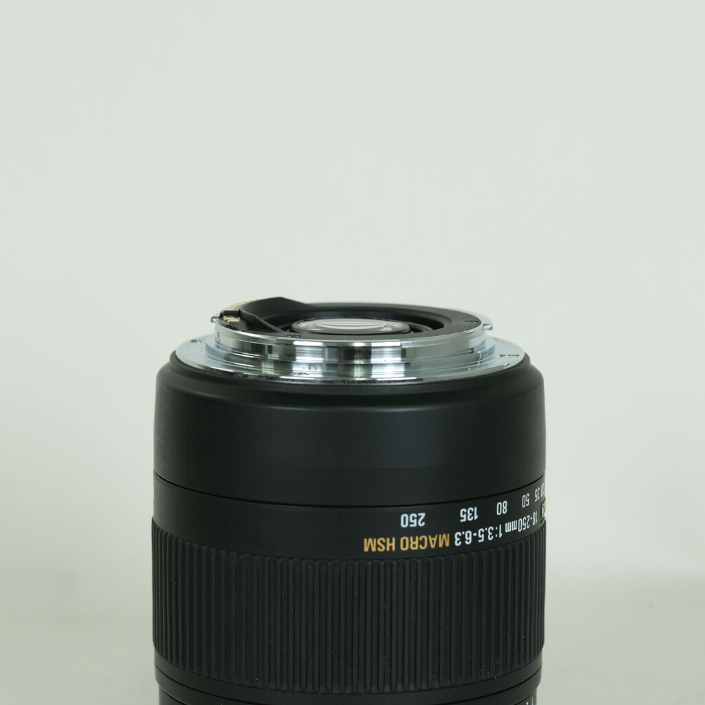 SIGMA 18-250mm F3.5-6.3 DC MACRO OS HSM (キヤノンEF用) SIGMA 18-250mm F3.5-6.3 DC MACRO OS HSM (キヤノンEF用)