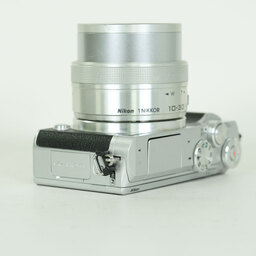 Nikon Nikon1 J5 標準パワーズームレンズキット シルバー Nikon Nikon1 J5 標準パワーズームレンズキット シルバー
