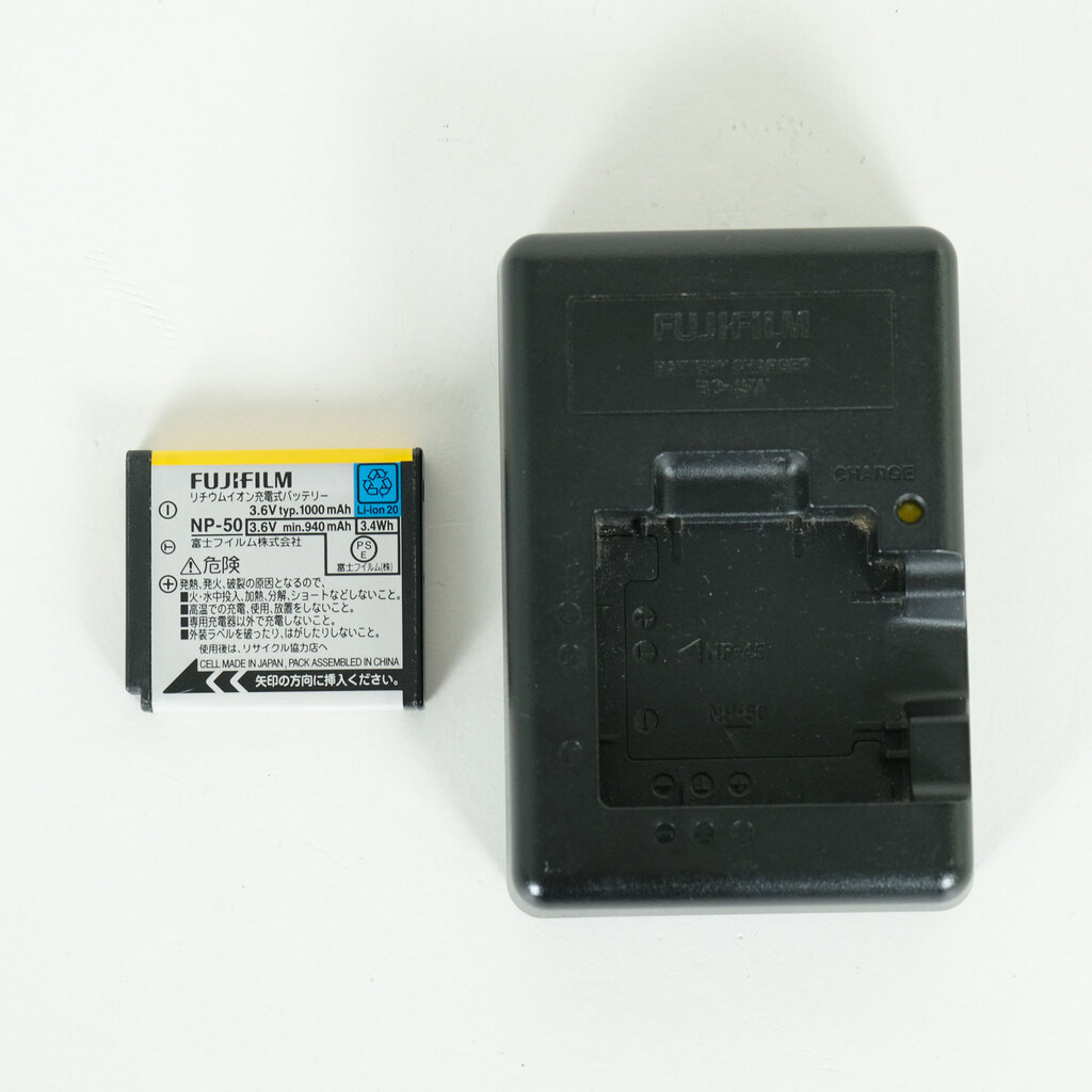 FUJIFILM FinePix F200EXR　シルバー