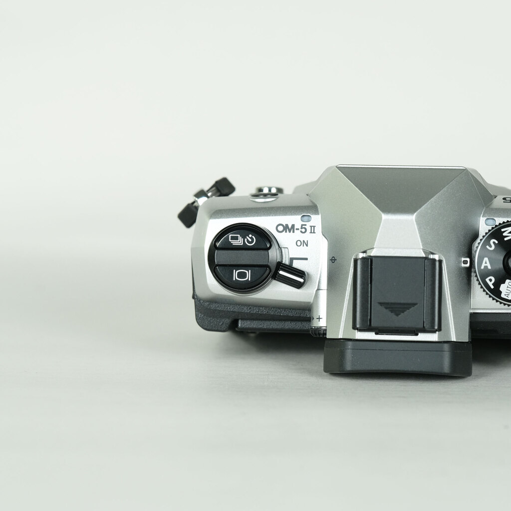 OM SYSTEM OM-5 Mark II ボディ シルバーの出品 | ONE SCENE（ワンシーン）
