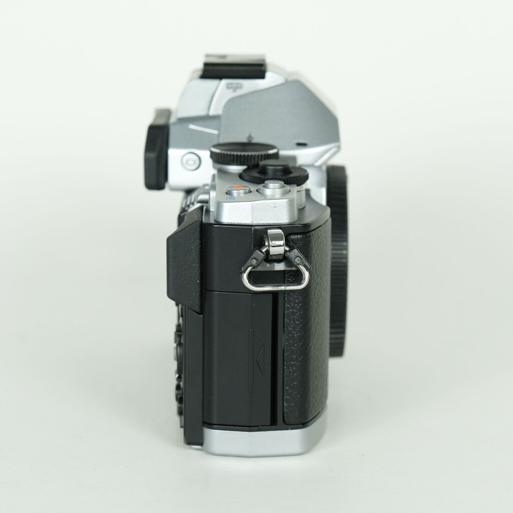 OLYMPUS OM-D E-M5 ボディ シルバー OLYMPUS OM-D E-M5 ボディ シルバー