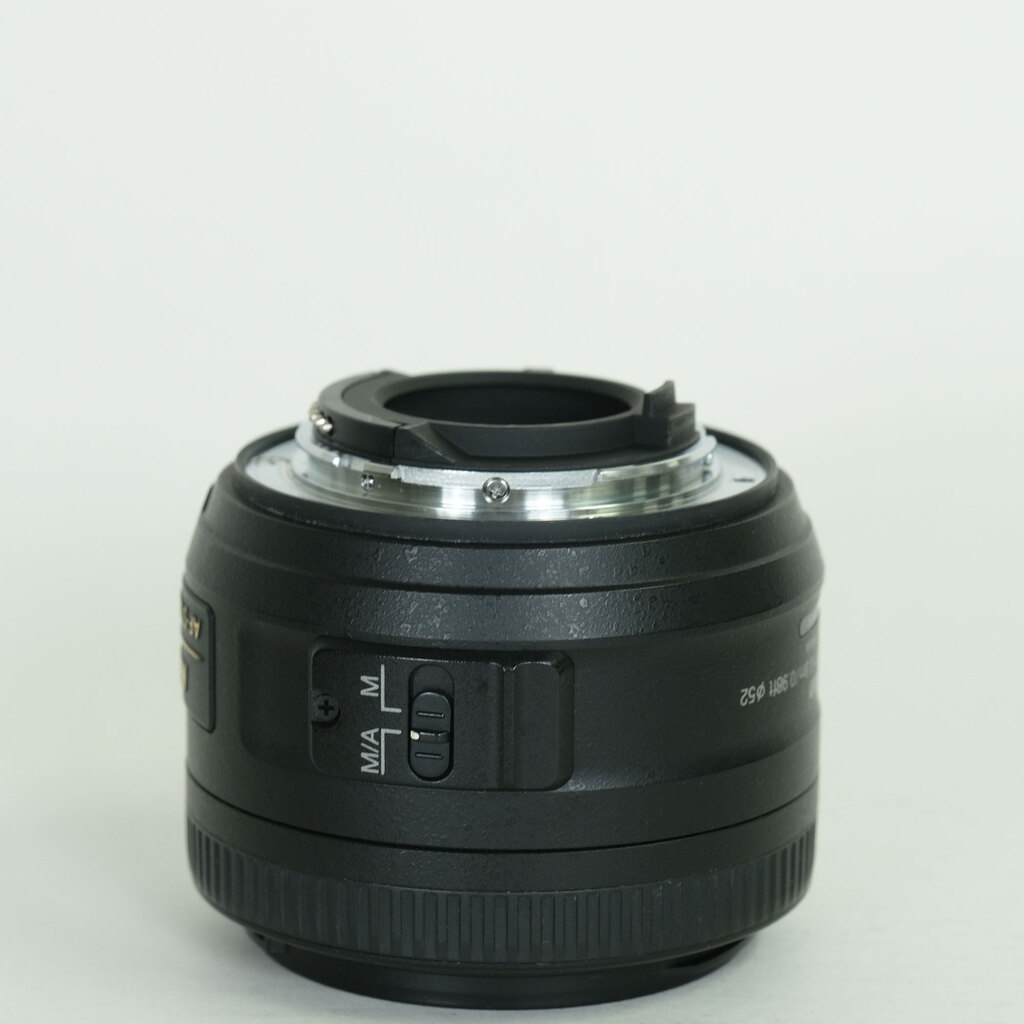 Nikon AF-S DX NIKKOR 35mm f/1.8G Nikon AF-S DX NIKKOR 35mm f/1.8G