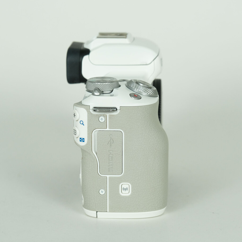 Canon EOS Kiss M2