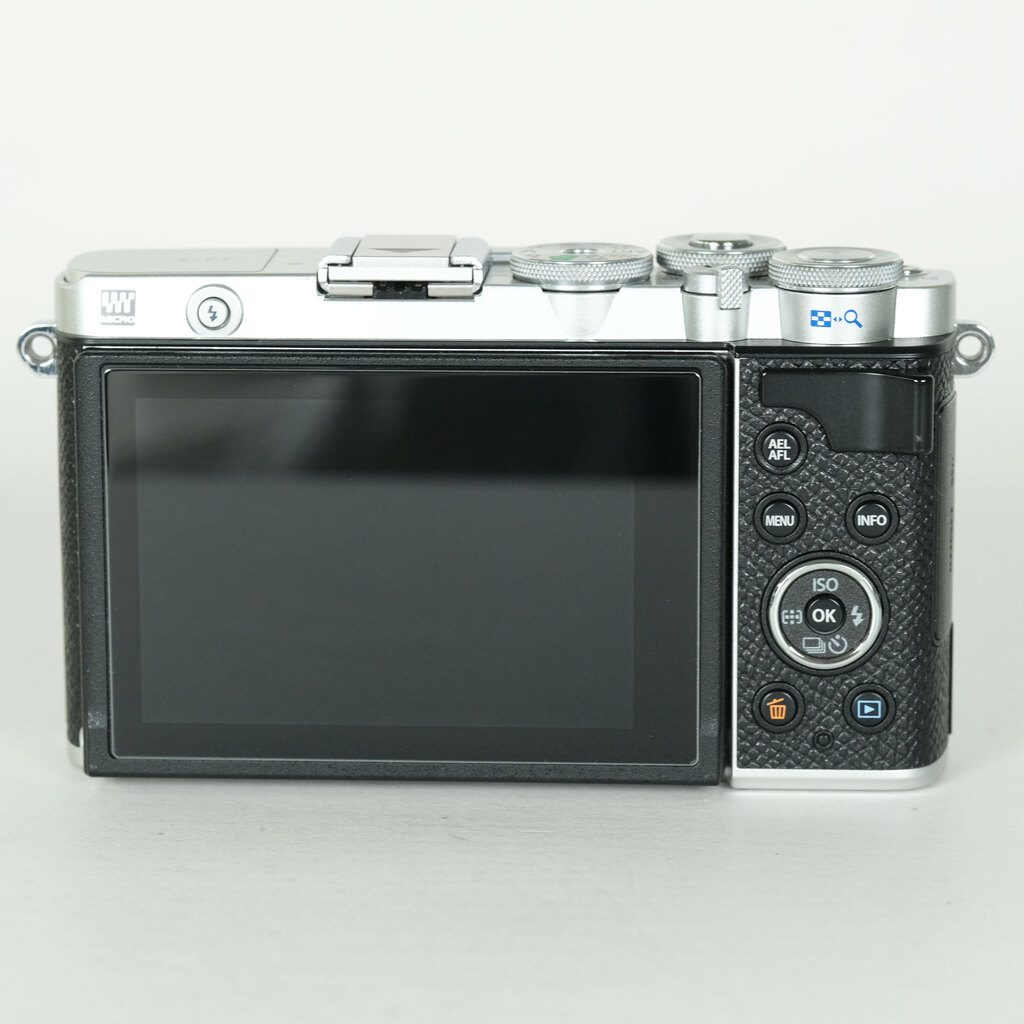 OLYMPUS PEN E-P7 [�{�f�B �V���o�[]