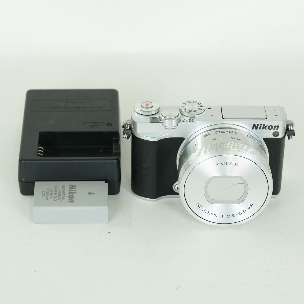 Nikon Nikon1 J5 標準パワーズームレンズキット シルバー Nikon Nikon1 J5 標準パワーズームレンズキット シルバー