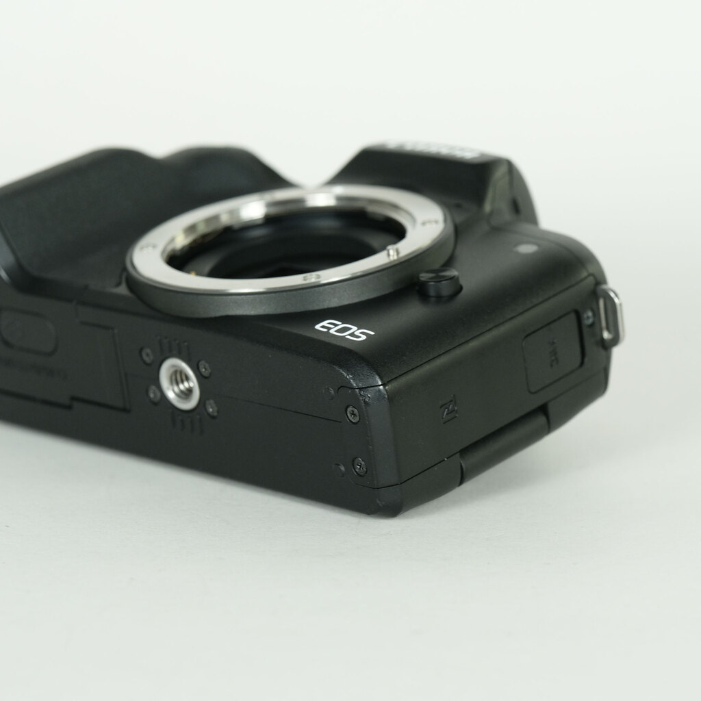 Canon EOS Kiss M Canon EOS Kiss M