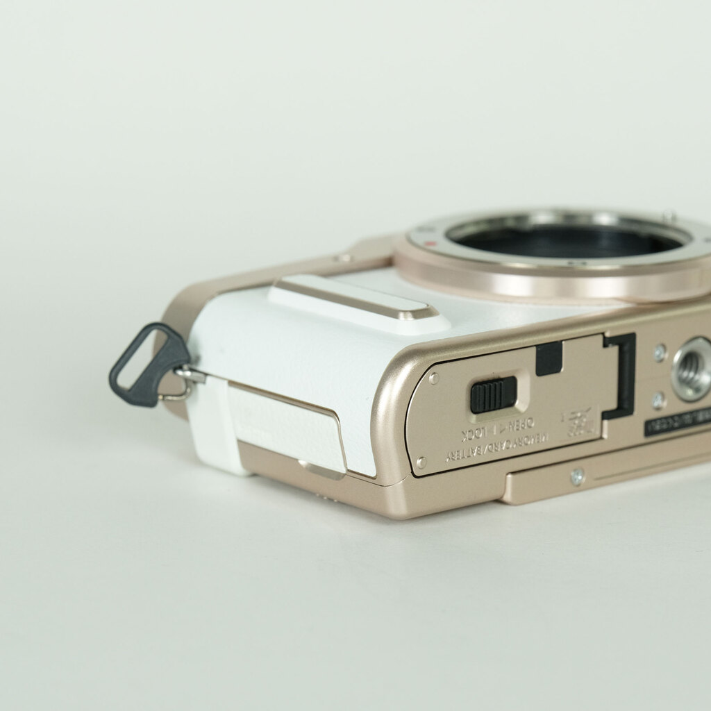Panasonic LUMIX DC-GF90 ボディ ホワイト