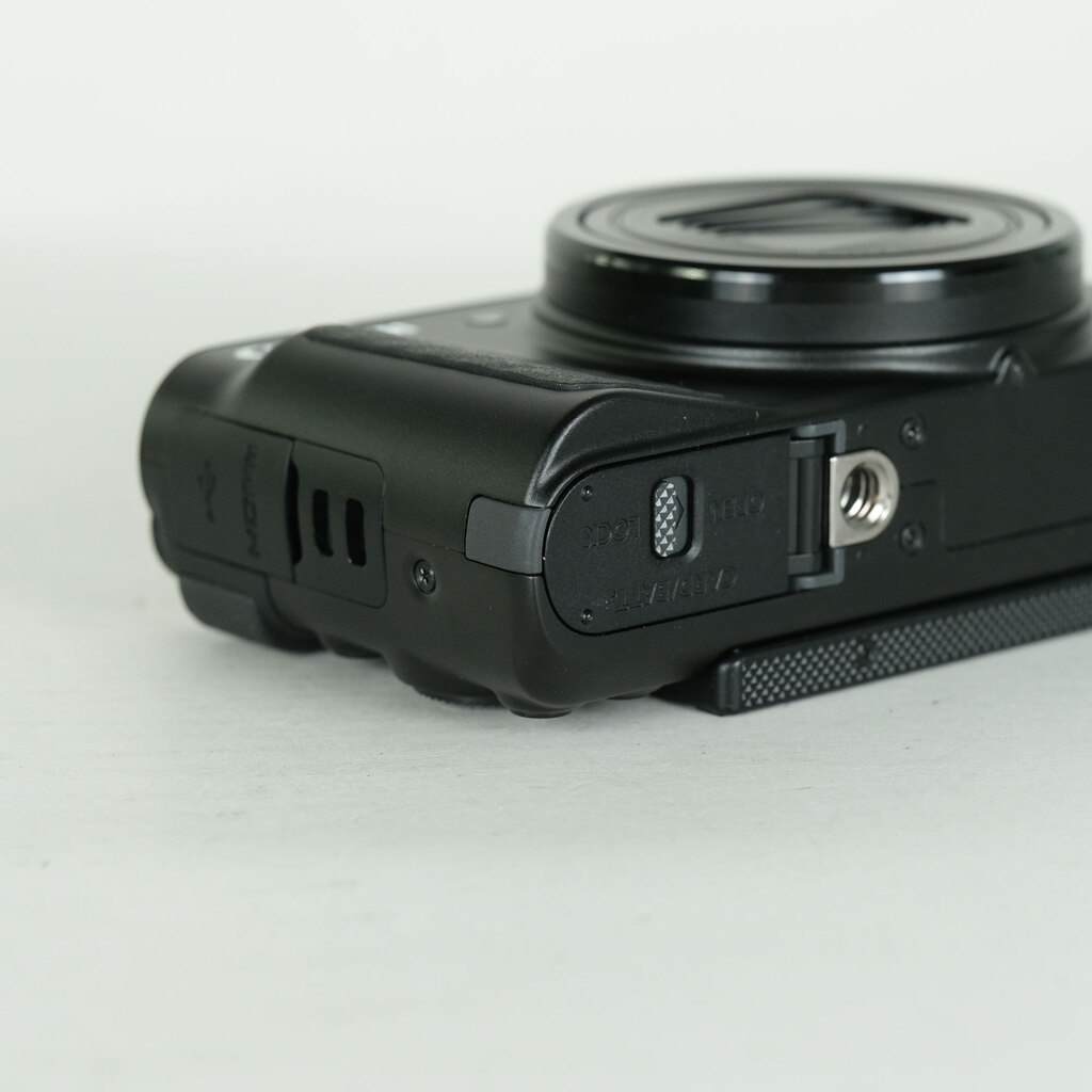 Canon PowerShot SX740 HS ブラックの出品 | ONE SCENE（ワンシーン）