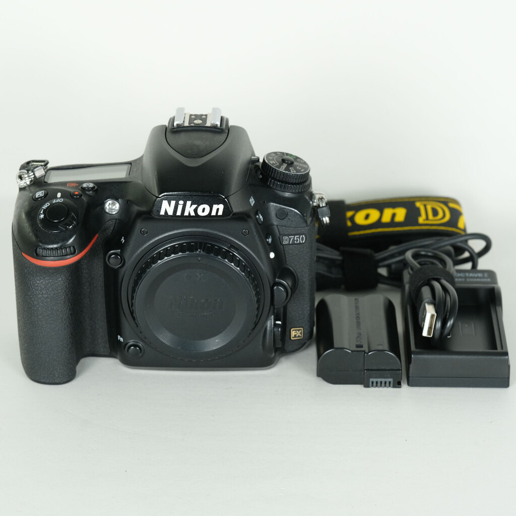 Nikon D750 [�{�f�B]