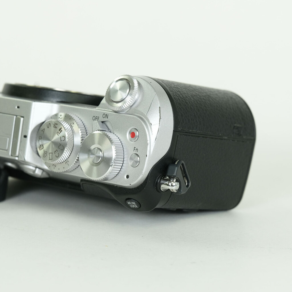 Panasonic LUMIX DMC-GX8 ボディ シルバー