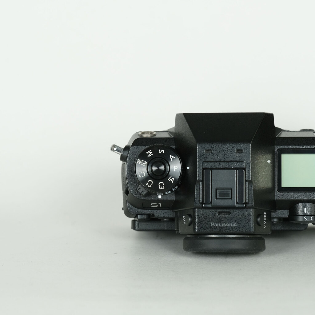 Panasonic LUMIX DC-S1 Panasonic LUMIX DC-S1