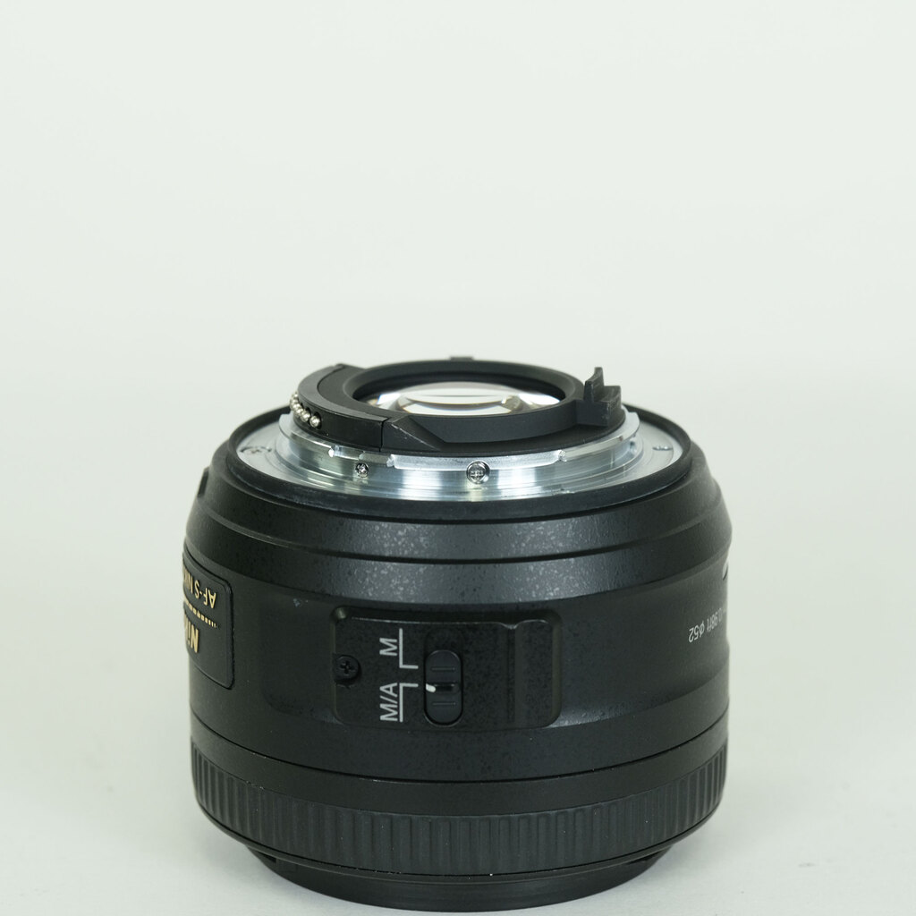 Nikon AF-S DX NIKKOR 35mm f/1.8G Nikon AF-S DX NIKKOR 35mm f/1.8G