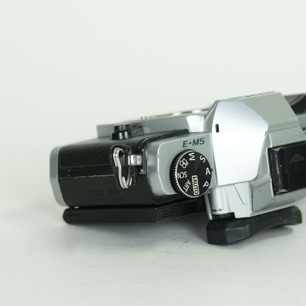OLYMPUS OM-D E-M5 ボディ シルバー