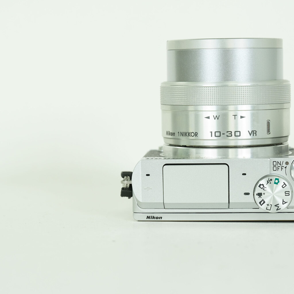 Nikon Nikon1 J5 標準パワーズームレンズキット シルバー Nikon Nikon1 J5 標準パワーズームレンズキット シルバー