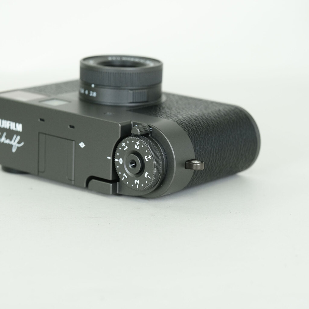 FUJIFILM X half X-HF1