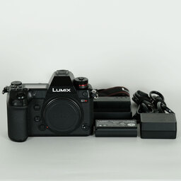 Panasonic LUMIX DC-S1R