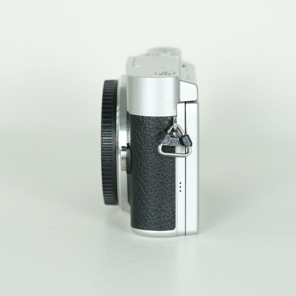 Panasonic LUMIX DC-GF9 �{�f�B �V���o�[
