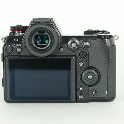 Panasonic LUMIX DC-S1 Panasonic LUMIX DC-S1