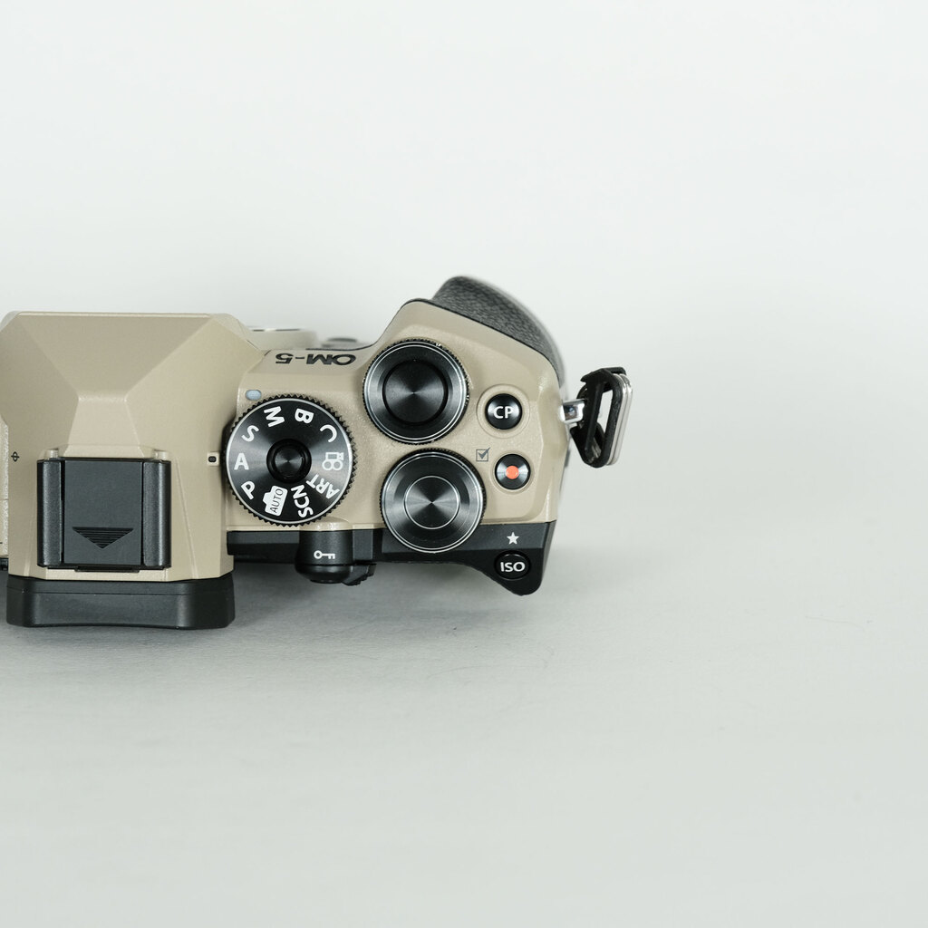 OM SYSTEM OM-5 Mark II ボディ サンドベージュの出品 | ONE SCENE