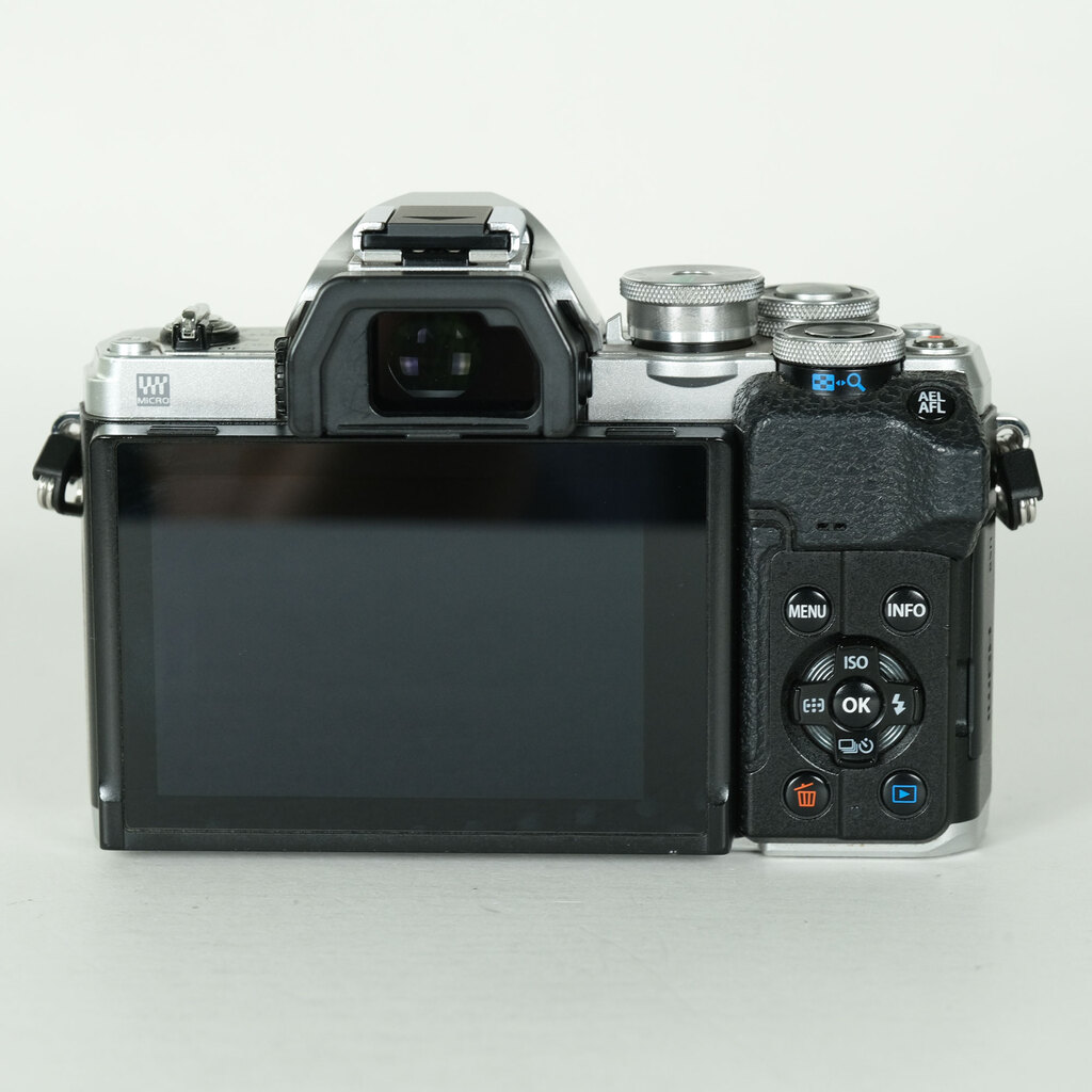 OLYMPUS OM-D E-M10 Mark IV [�{�f�B �V���o�[]