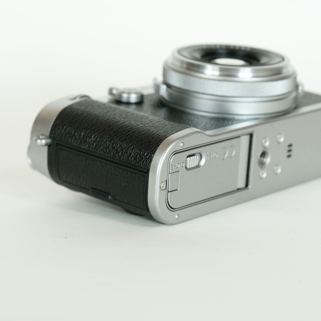 FUJIFILM X100F シルバーの出品 | ONE SCENE（ワンシーン）