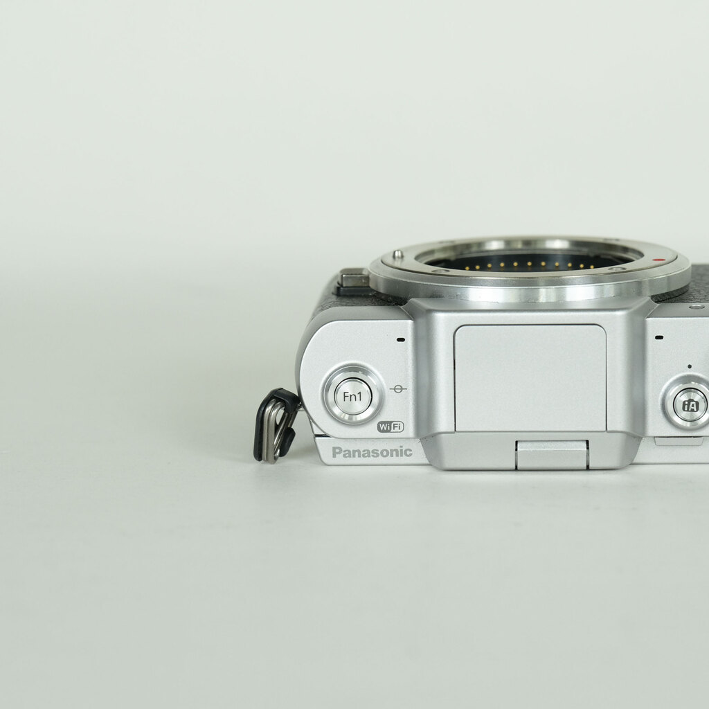 Panasonic LUMIX DMC-GF7 ボディ シルバーの出品 | ONE SCENE（ワン