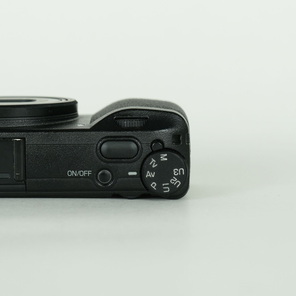 訳ありRICOH GR III｜レンズゴミ・ストラップ割れあり｜付属品完備 RICOH GR IIIの出品 | ONE SCENE（ワンシーン）