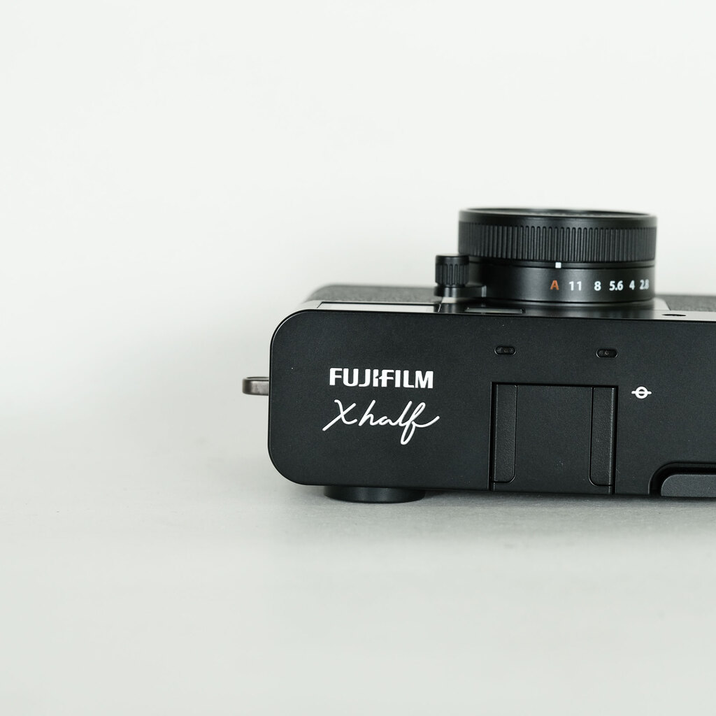 FUJIFILM X half X-HF1