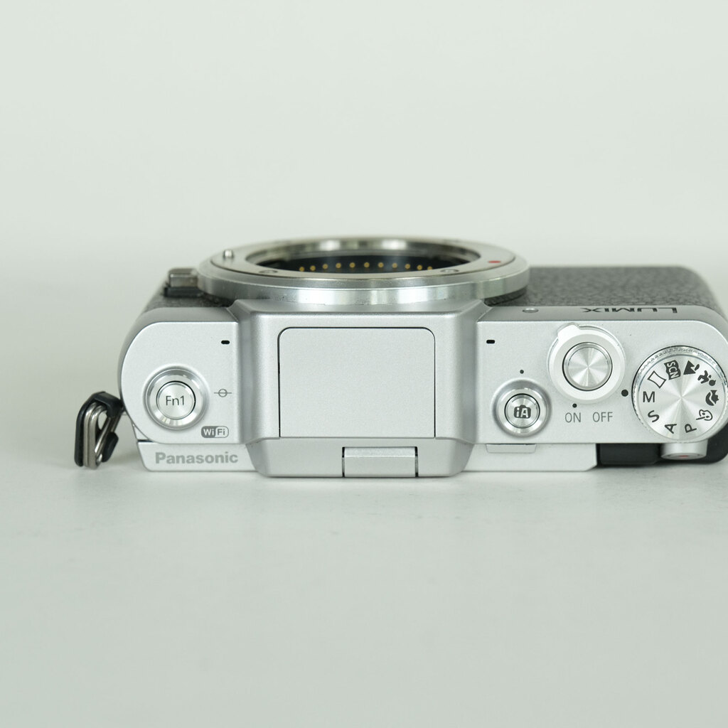 Panasonic LUMIX DMC-GF7 ボディ シルバーの出品 | ONE SCENE（ワン