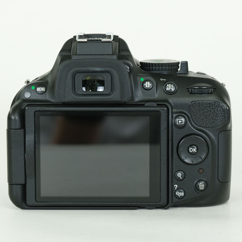 Nikon D5200 �{�f�B �u���b�N