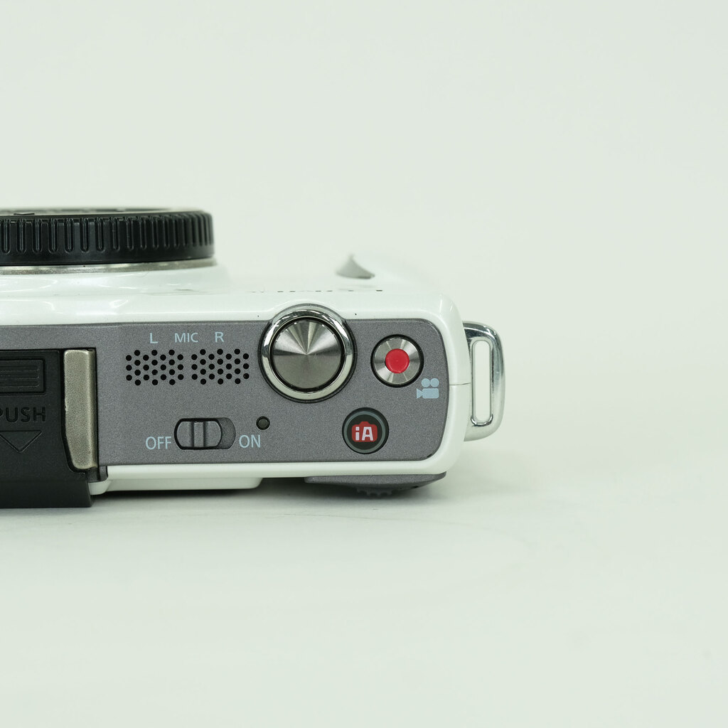 Panasonic LUMIX DMC-GF2-K ボディ ホワイト Panasonic LUMIX DMC-GF2-K ボディ ホワイト