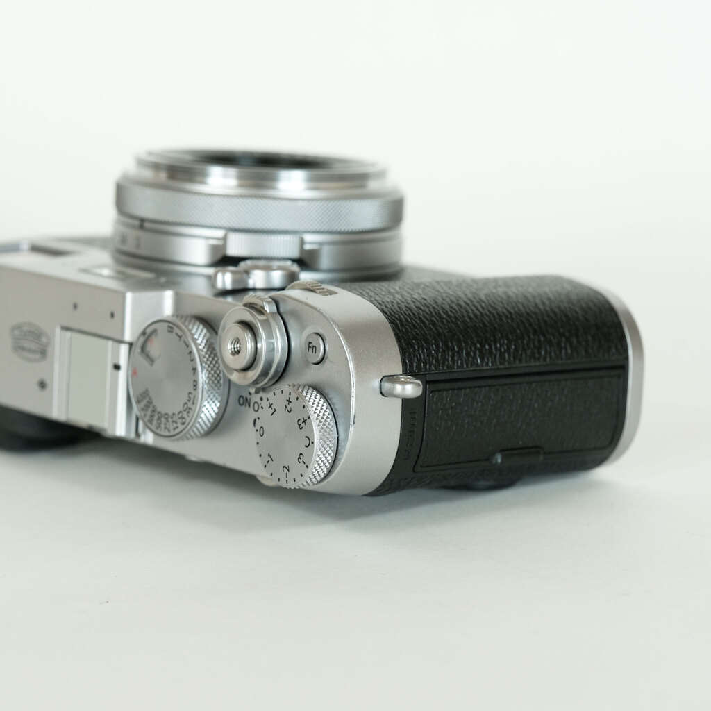 Fujifilm X100F シルバー 純正ワイコン付 他おまけ多数 FUJIFILM X100F シルバーの出品 | ONE SCENE（ワンシーン）