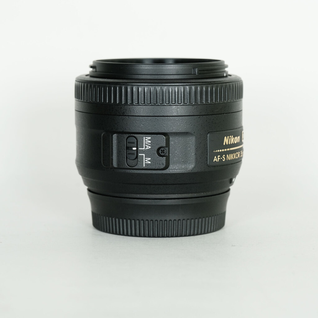 Nikon AF-S DX NIKKOR 35mm f/1.8G Nikon AF-S DX NIKKOR 35mm f/1.8G